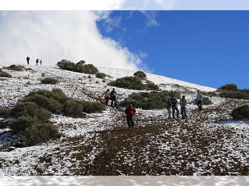 Kinder beim Rodeln auf dem Teide