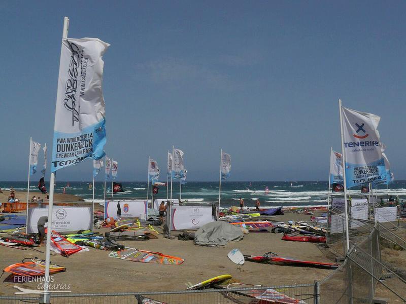 Blick auf die Surfer startet an der Surfer an der Cabezo Bucht Blick auf die Surfer startet an der Surfer an der Cabezo Bucht