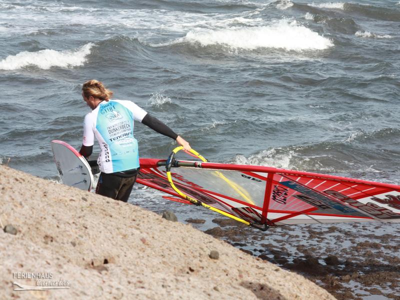 Surfer startet an der Surfer an der Cabezo Bucht Surfer startet an der Surfer an der Cabezo Bucht