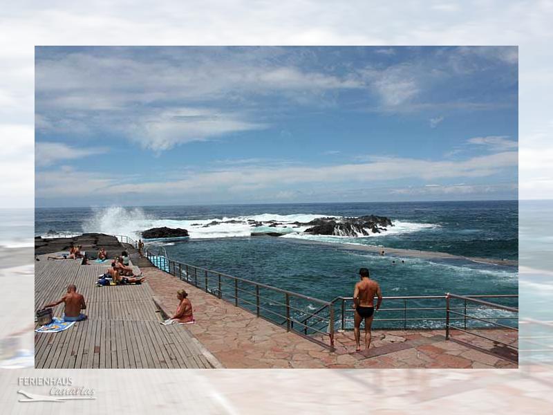 Sonnenterrasse - Badegäste sonnen sich am Meerwasser-Schwimmbecken in Mesa del Mar