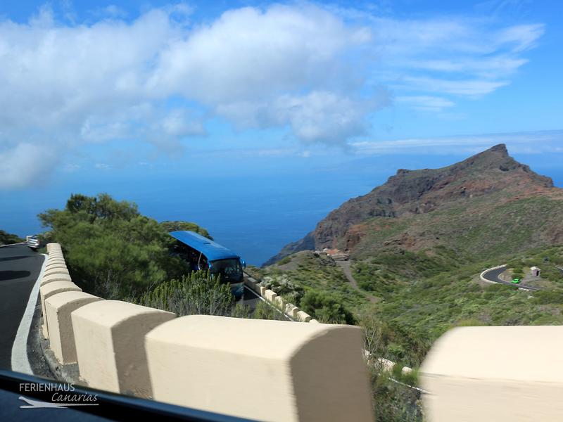 Spektakuläre Aussicht auf die Küste auf der Fahrt nach Masca Spektakuläre Aussicht auf die Küste auf der Fahrt nach Masca