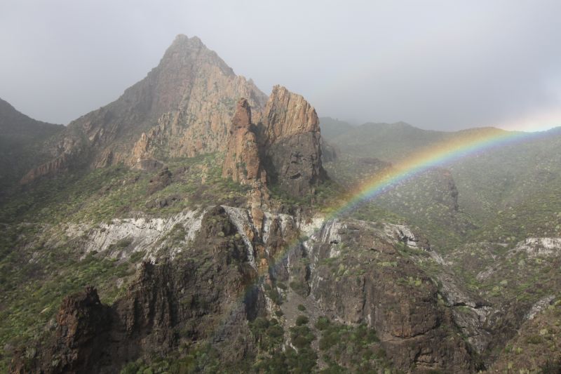 Blick auf das Teno-Gebirge mit Regenbogen