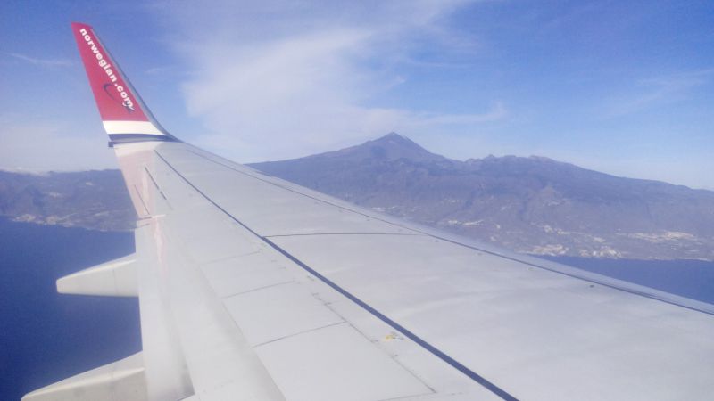 Blick vom Flugzeug auf die Insel Teneriffa + den Teide