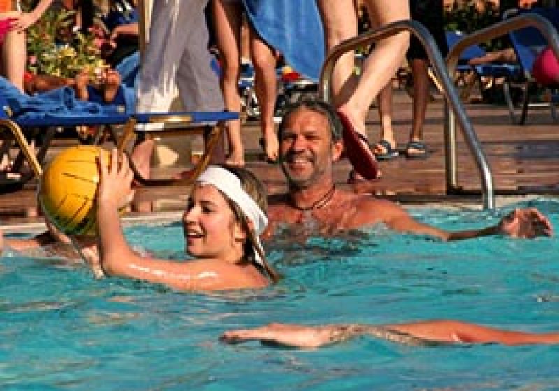 Familienurlaub auf Teneriffa - Blick auf eine Familie im Pool
